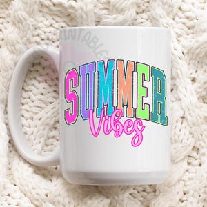 Puede incluir: Taza de cer&aacute;mica blanca con la frase "SUMMER Vibes" en una fuente colorida y con contorno. La taza tiene un asa grande y est&aacute; sobre un fondo blanco texturizado.
