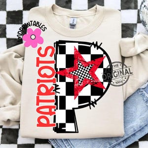 K&ouml;nnte beinhalten: Cremefarbenes Sweatshirt mit einem gro&szlig;en rot-schwarz karierten "P"-Design. Ein roter Stern mit kariertem Zentrum befindet sich im "P". Das Wort "PATRIOTS" ist vertikal in Rot auf der linken Seite des "P" gedruckt.