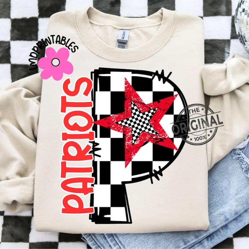 K&ouml;nnte beinhalten: Cremefarbenes Sweatshirt mit einem gro&szlig;en rot-schwarz karierten "P"-Design. Ein roter Stern mit kariertem Zentrum befindet sich im "P". Das Wort "PATRIOTS" ist vertikal in Rot auf der linken Seite des "P" gedruckt.