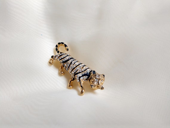 Hattie Carnegie Signed Tiger Brooch - image 2