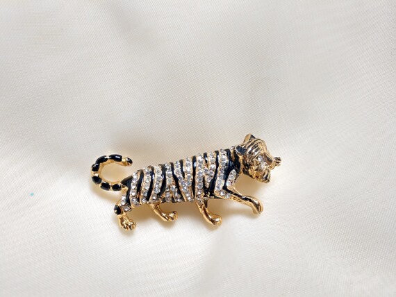 Hattie Carnegie Signed Tiger Brooch - image 6