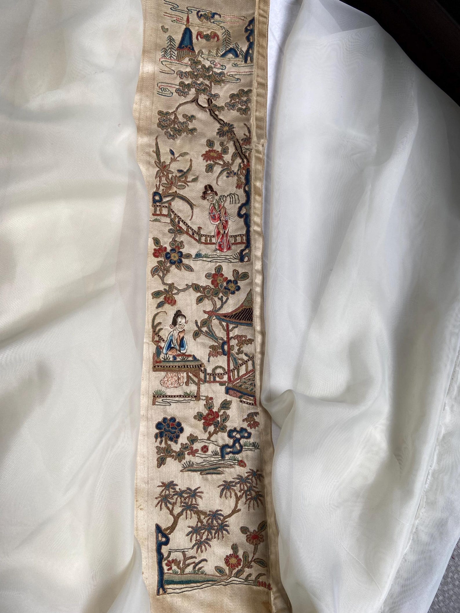 Chinese Embroidered 19th Century Robe Cuff With 