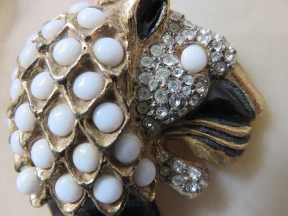 KJL 60's Enamel Lioness Brooch - image 5
