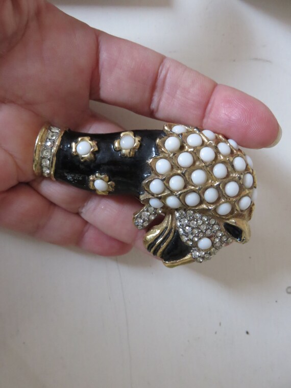 KJL 60's Enamel Lioness Brooch - image 4