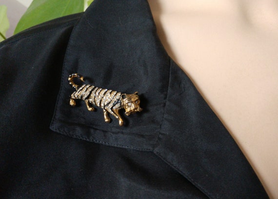 Hattie Carnegie Signed Tiger Brooch - image 3
