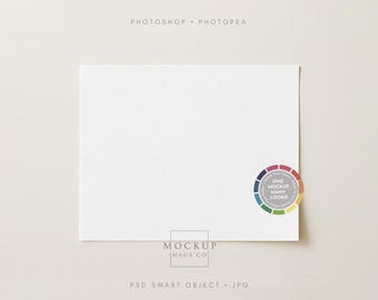 Puede incluir: Una tarjeta rectangular blanca con un sutil patrón de diamantes, con un gráfico de rueda de color y el texto "ONE MOCKUP MANY LOOKS!" y "MOCKUP HAUS CO". Las palabras "PHOTOSHOP • PHOTOPAE" están en la parte superior y "PSD SMART OBJECT • JPG" en la parte inferior.