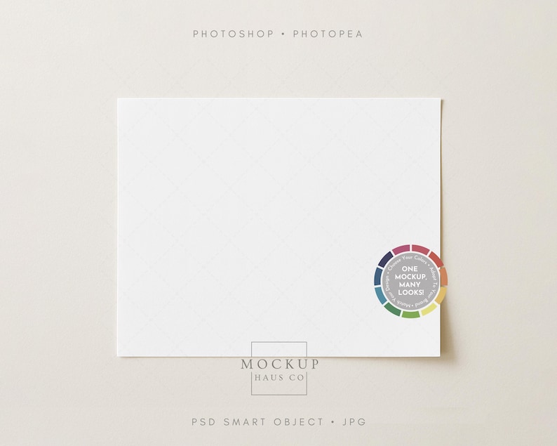 Puede incluir: Una tarjeta rectangular blanca con un sutil patr&oacute;n de diamantes, con un gr&aacute;fico de rueda de color y el texto "ONE MOCKUP MANY LOOKS!" y "MOCKUP HAUS CO". Las palabras "PHOTOSHOP &bull; PHOTOPAE" est&aacute;n en la parte superior y "PSD SMART OBJECT &bull; JPG" en la parte inferior.