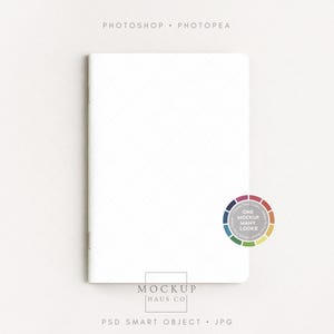 Peut inclure: Un cahier blanc avec une couverture texturée est posé sur une surface blanche. Le cahier est fermé et présente un motif en losange. Les mots "PHOTOSHOP • PHOTOPEA" sont en haut. Un cercle chromatique et le texte "ONE MOCKUP MANY LOOKS!" sont à droite.