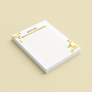 Peut inclure: Un bloc-notes blanc avec le mot "NOTES" en haut. Le bloc-notes comporte des lignes horizontales pour l'&eacute;criture et est d&eacute;cor&eacute; d'illustrations de citrons jaunes. Le bloc-notes est sur un fond jaune clair.