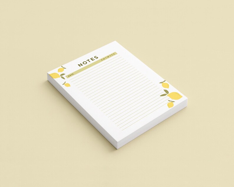 Peut inclure: Un bloc-notes blanc avec le mot "NOTES" en haut. Le bloc-notes comporte des lignes horizontales pour l'&eacute;criture et est d&eacute;cor&eacute; d'illustrations de citrons jaunes. Le bloc-notes est sur un fond jaune clair.