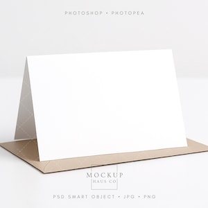 Modelo de cartão comemorativo, cartão branco dobrado horizontalmente em branco, com exibição de arte em envelope kraft, modelo PSD de objeto inteligente fácil, JPG e PNG