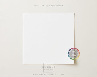 Puede incluir: Una tarjeta cuadrada blanca con un sutil patrón de diamantes, sobre un fondo neutro. El texto "PHOTOSHOP • PHOTOPEA" está en la parte superior, y "MOCKUP HAUS CO" y "PSD SMART OBJECT • JPG" están en la parte inferior. Una rueda de color está en la esquina.