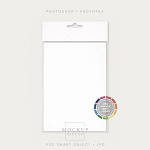 Puede incluir: Un paquete de maqueta blanco con una pestaña para colgar, ideal para mostrar diseños de productos. El paquete está sellado en una funda de plástico transparente. El texto "PHOTOSHOP • PHOTOPEA" y "MOCKUP HAUS CO" son visibles. También hay un gráfico de rueda de color.