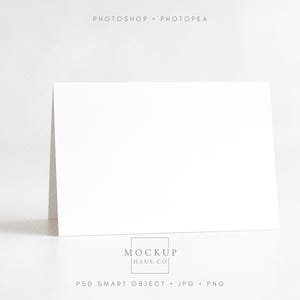 Maqueta de tarjeta horizontal, tarjeta de felicitación minimalista plegada de 5x7, lista blanca en blanco, imagen de visualización, maqueta estacionaria realista y limpia, PSD inteligente