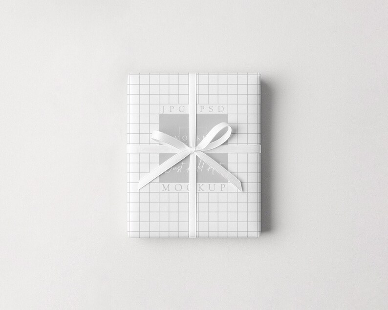 Puede incluir: Un regalo envuelto con papel blanco con un patr&oacute;n de cuadr&iacute;cula, atado con una cinta y un lazo blancos. El regalo est&aacute; centrado sobre un fondo blanco.