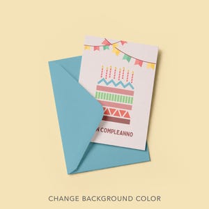 Puede incluir: Una tarjeta de cumplea&ntilde;os con una ilustraci&oacute;n de pastel y la frase "BUON COMPLEANNO" en italiano, dentro de un sobre azul claro. La tarjeta presenta un dise&ntilde;o de pastel colorido con velas y una pancarta.