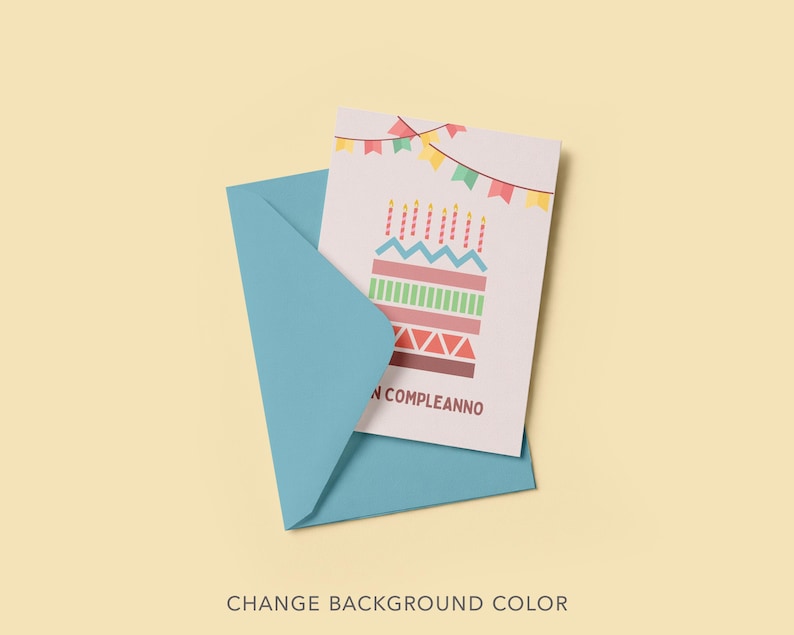 Puede incluir: Una tarjeta de cumplea&ntilde;os con una ilustraci&oacute;n de pastel y la frase "BUON COMPLEANNO" en italiano, dentro de un sobre azul claro. La tarjeta presenta un dise&ntilde;o de pastel colorido con velas y una pancarta.