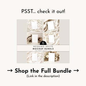 Pu&ograve; includere: Un pacchetto di mockup di sei inviti di nozze su uno sfondo neutro. L'immagine include il testo "PSST... check it out!" e "Shop the Full Bundle". Il pacchetto &egrave; etichettato "Wedding Invite Mockup Bundle".