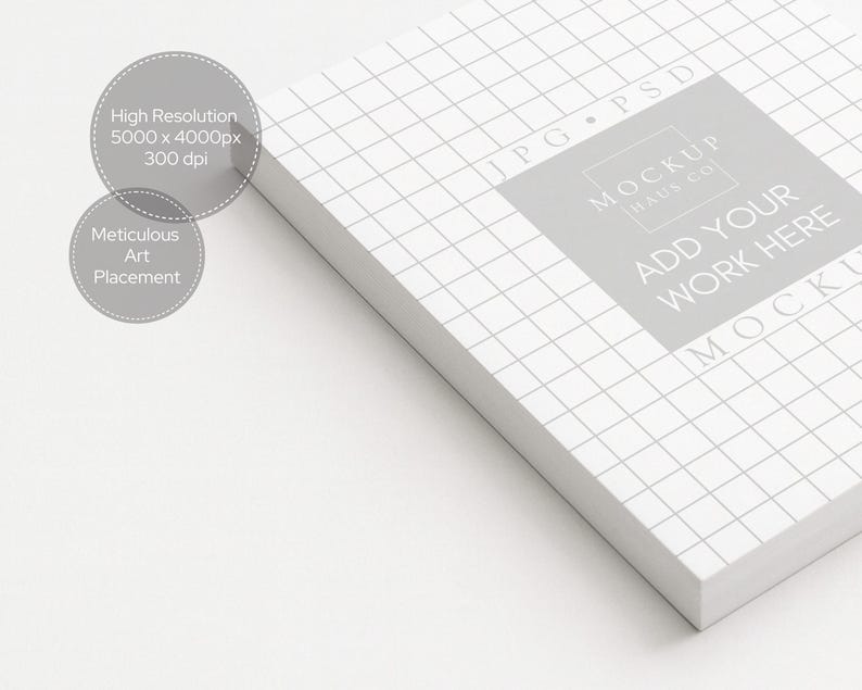 Peut inclure: Un bloc-notes blanc avec un motif quadrill&eacute;, avec le texte "ADD YOUR WORK HERE" et "MOCKUP HAUS CO." Le texte suppl&eacute;mentaire comprend "High Resolution 5000 x 4000px 300 dpi" et "Meticulous Art Placement."