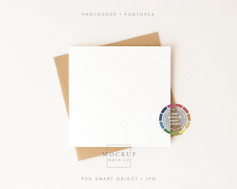 以下が含まれることがあります： 正方形の白いカードと茶色の封筒。テキスト「MOCKUP HAUS CO」と「PSD SMART OBJECT . JPG」が表示されています。右側には「ONE MOCKUP MANY LOOKS」というテキストが入ったカラーホイールグラフィックがあります。