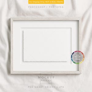 Maqueta de acuarela enmarcada PSD / Papel texturizado montado flotante en marco de madera blanco / ¡Fondo que cambia de color!