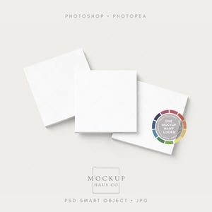 Può includere: Tre carte quadrate bianche disposte su uno sfondo beige chiaro. Le carte sono leggermente angolate, con un cerchio cromatico e il testo "ONE MOCKUP MANY LOOKS!". Il testo "PHOTOSHOP • PHOTOPEA" è in alto.