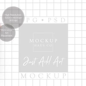 Puede incluir: Una maqueta de papel de cuadr&iacute;cula blanca sostenida por manos, con un cuadrado gris que muestra "MOCKUP HAUS CO" y "Just Add Art". Dos c&iacute;rculos grises muestran "High Resolution" y "Meticulous Art Placement".