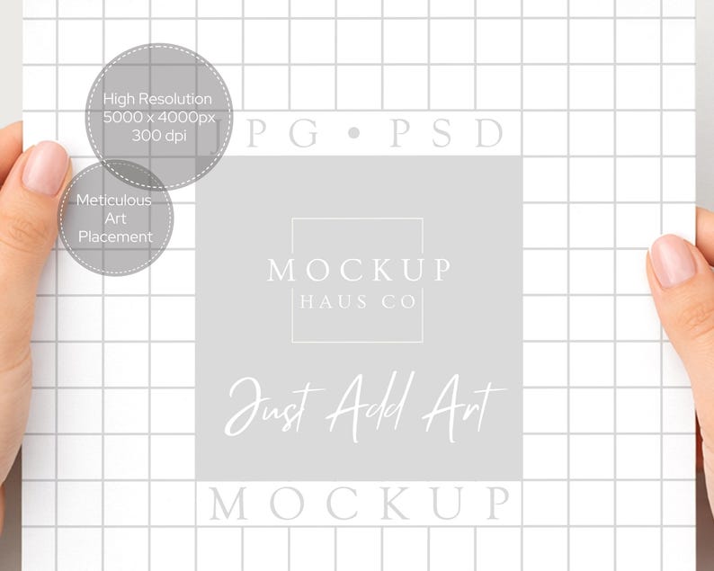 Puede incluir: Una maqueta de papel de cuadr&iacute;cula blanca sostenida por manos, con un cuadrado gris que muestra "MOCKUP HAUS CO" y "Just Add Art". Dos c&iacute;rculos grises muestran "High Resolution" y "Meticulous Art Placement".
