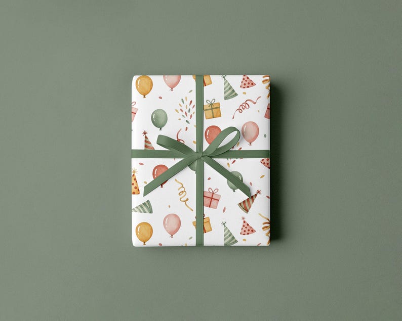 Puede incluir: Un regalo envuelto con un fondo blanco que presenta un patr&oacute;n de sombreros de fiesta, globos, confeti y regalos envueltos. El regalo est&aacute; atado con una cinta verde. El fondo es verde liso y apagado.
