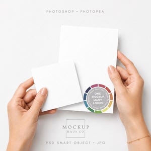 Könnte beinhalten: Ein weißes, rechteckiges Papiermodell und ein kleineres, quadratisches Papiermodell. Auf dem größeren Papier befindet sich eine kreisförmige Farbskala mit dem Text ONE MOCKUP, MANY LOOKS! und dem Text MOCKUP HAUS CO unter den Papieren.