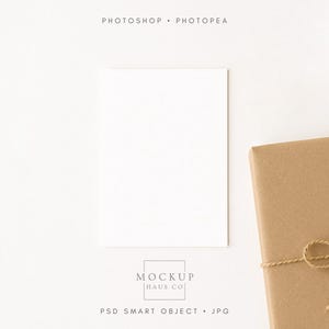 Modelo de cartão de biscoito, etiqueta vertical branca em branco de 3,5 x 5 polegadas com papel Kraft para presente, festa ou evento, modelo de objeto inteligente PSD, JPG incluído