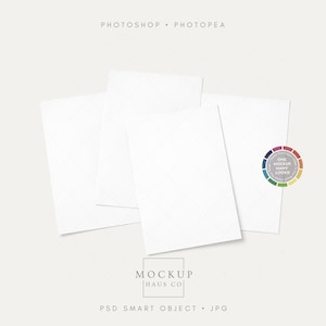 Può includere: Immagine mockup con quattro biglietti rettangolari bianchi su sfondo beige chiaro. Le carte hanno un sottile motivo a rombi. Il testo in alto recita "PHOTOSHOP • PHOTOPEA", e in basso, "MOCKUP HAUS CO" e "PSD SMART OBJECT • JPG".
