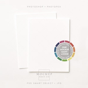 Könnte beinhalten: Zwei weiße rechteckige Karten, eine leicht hinter der anderen, auf einer weißen Oberfläche. Eine kreisförmige Grafik mit dem Text "Choose Your Colors, One Mockup, Many Looks!" befindet sich auf der rechten Seite. Die Worte "PHOTOSHOP PHOTOPEA" stehen oben.