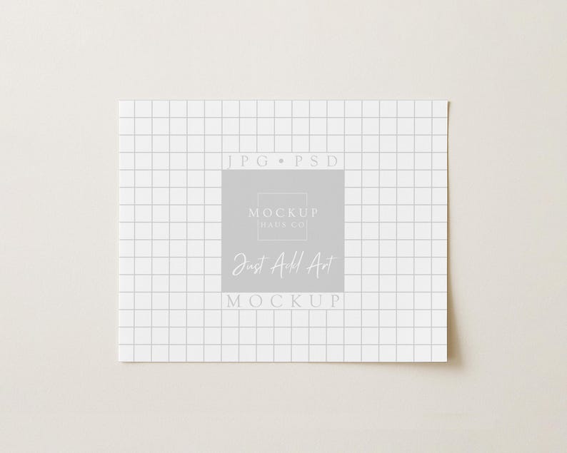 Puede incluir: Maqueta de papel blanco con un patr&oacute;n de cuadr&iacute;cula y un cuadrado gris en el centro. El cuadrado contiene el texto "MOCKUP HAUS CO" y "Just Add Art MOCKUP" en una fuente manuscrita. El fondo es de color beige claro s&oacute;lido.