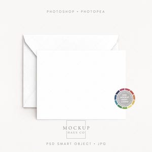 Puede incluir: Maqueta de papelería blanca con una tarjeta y un sobre en blanco. La tarjeta y el sobre están sobre una superficie blanca. La imagen incluye el texto "PHOTOSHOP • PHOTOPEA" y "MOCKUP HAUS CO". También se ve una rueda de colores.