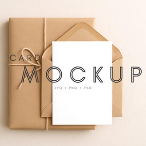 Maqueta de tarjeta con regalo, maqueta de invitación vertical o tarjeta de felicitación con regalo envuelto, plantilla PSD fácil, JPG, PNG, instrucciones incluidas