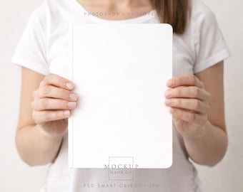 Maqueta de diario de tapa blanda PSD / Maqueta de cuaderno de tapa blanda de mujer de 5,75 x 8" / ¡Compatible con Printify!