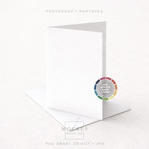 Puede incluir: Una tarjeta blanca plegada con un sobre a juego. La tarjeta está abierta, revelando un interior en blanco. La imagen incluye el texto "PHOTOSHOP • PHOTOPEA" y "MOCKUP HAUS CO". También hay un gráfico de rueda de color.
