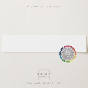 Puede incluir: Una plantilla de maqueta de papel blanco rectangular que presenta un gráfico de rueda de color circular con el texto ONE MOCKUP, MANY LOOKS! y el nombre de la marca MOCKUP HAUS CO. La parte superior muestra PHOTOSHOP • PHOTOPEA.