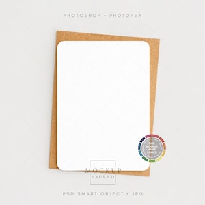 Könnte beinhalten: Eine weiße Karte mit abgerundeten Ecken und einem dezenten Rautenmuster, vor einem braunen, strukturierten Hintergrund. Die Karte ist zentriert, mit dem Text "MOCKUP HAUS CO" und "PSD SMART OBJECT . JPG" sichtbar. Ein Farbkreis-Grafik ist ebenfalls vorhanden.