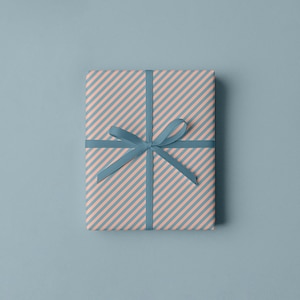 Puede incluir: Un regalo envuelto con un patr&oacute;n de rayas diagonales rosas y azules. El regalo est&aacute; atado con una cinta y un lazo azules. El fondo es azul claro.