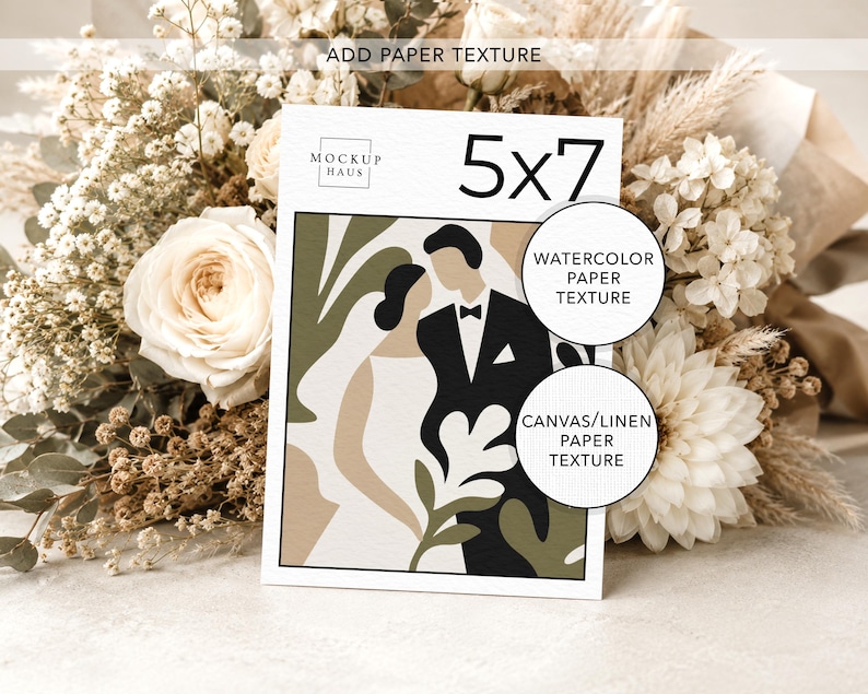 Pu&ograve; includere: Una stampa artistica per matrimoni di 5x7 pollici con un'illustrazione minimalista di una sposa e uno sposo in tonalit&agrave; neutre. La stampa &egrave; circondata da un bouquet di fiori bianchi e beige. Il testo "ADD PAPER TEXTURE" &egrave; visibile in alto.