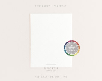 Mockup PSD per biglietto d'invito formato A2, mockup per biglietto di auguri verticale semplice formato A2 / Sfondo che cambia colore, texture carta opzionale