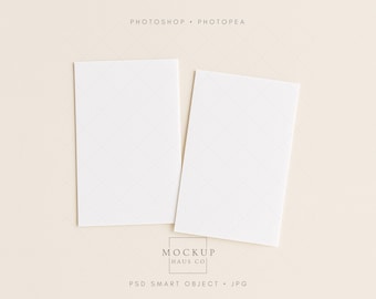 Due mockup di mezza pagina da 5,5x8,5 per carte da gioco stampabili per addio al nubilato o modelli di attività per baby shower su carta da lettere