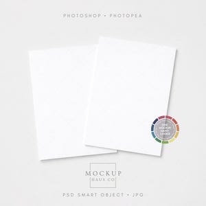 Puede incluir: Dos tarjetas rectangulares blancas se superponen ligeramente sobre un fondo gris claro. Las tarjetas tienen un sutil patrón de diamantes. La imagen incluye el texto "PHOTOSHOP • PHOTOPEA", "MOCKUP HAUS CO" y "PSD SMART OBJECT • JPG". También hay un gráfico circular colorido.