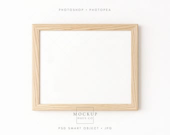 8x10 ekram mockup PSD | Horisontell obehandlad träväggkonst mockup