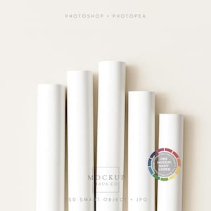 Puede incluir: Cinco objetos cilíndricos blancos de diferentes alturas están dispuestos verticalmente sobre un fondo color crema. Las palabras "Photoshop" y "Photopea" están en la parte superior. La imagen también incluye el texto "Mockup Aus Co" y "SD Smart Object . JPG". Un logotipo circular colorido está a la derecha.