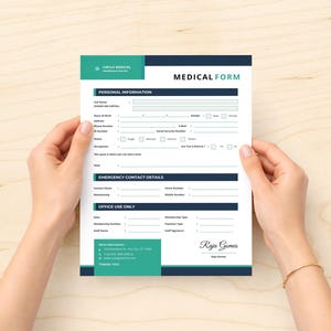 Puede incluir: Un formulario m&eacute;dico con detalles en verde azulado y azul marino es sostenido por dos manos. El formulario incluye secciones para informaci&oacute;n personal, detalles de contacto de emergencia y uso de oficina. El texto "MEDICAL FORM" se muestra de forma destacada en la parte superior.