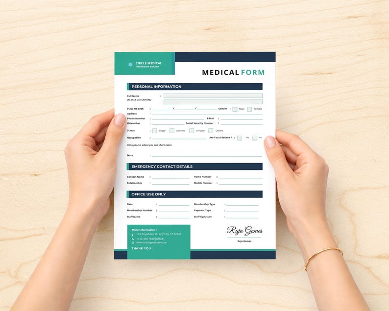 Puede incluir: Un formulario m&eacute;dico con detalles en verde azulado y azul marino es sostenido por dos manos. El formulario incluye secciones para informaci&oacute;n personal, detalles de contacto de emergencia y uso de oficina. El texto "MEDICAL FORM" se muestra de forma destacada en la parte superior.