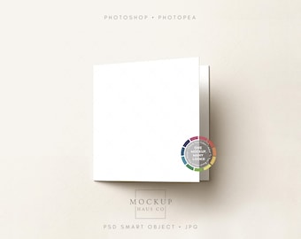 Mockup PSD per biglietto d'auguri quadrato / Immagine di presentazione del design del biglietto pieghevole / Sfondo di qualsiasi colore!